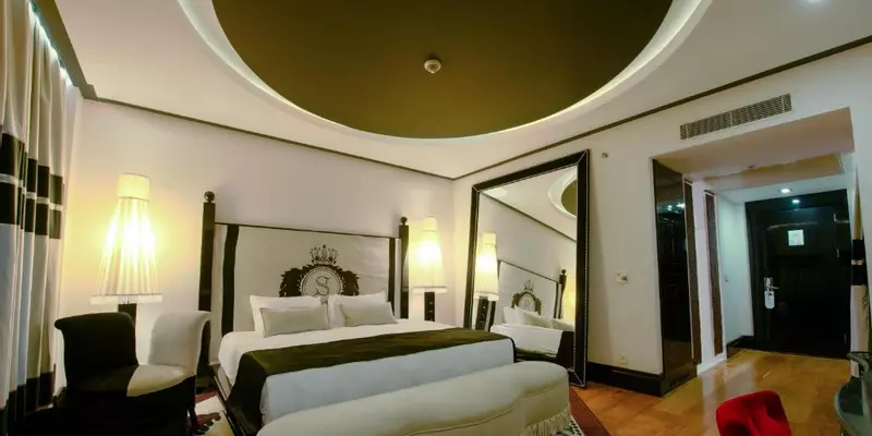 room_5d2bbaa4-a861-4f3f-9b0c-4027c24f1d8b