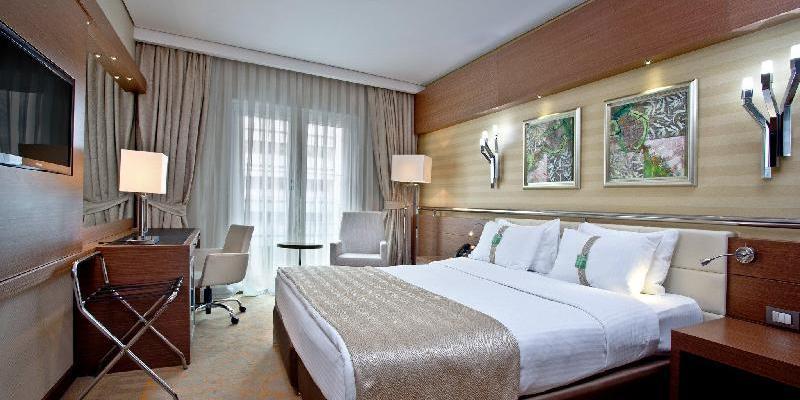 room_5d2d7936-ad5e-49cd-bd97-e0a82b6927f7.jpg