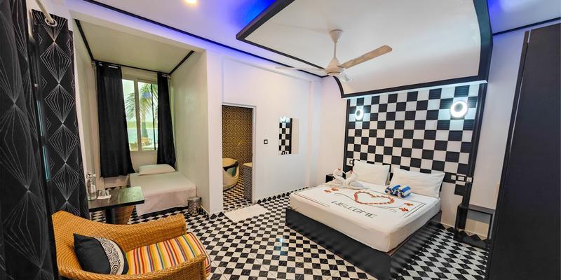room_aae8d574-58d1-4d4a-a4b9-210a54a85a13
