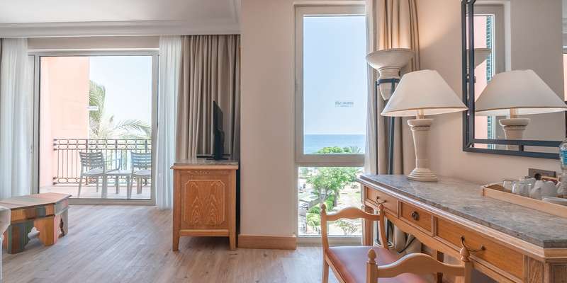 room_0e355c0e-3803-4322-bcb0-27890329fb4d