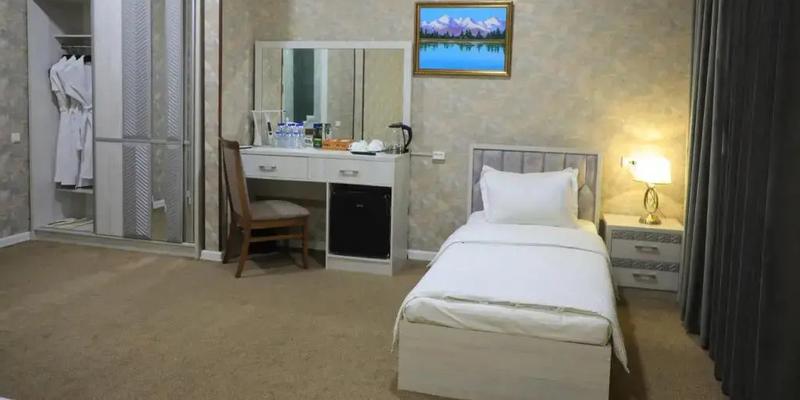 room_81c3c78e-b2a6-4eb2-84ba-a2abbaf82d4d.jpg