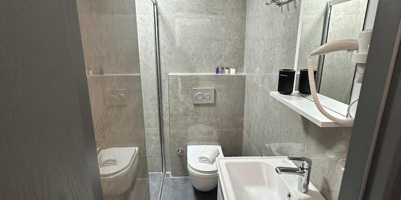 room_1e92d49c-8bed-48f0-8650-3a4d406b37dd.jpg