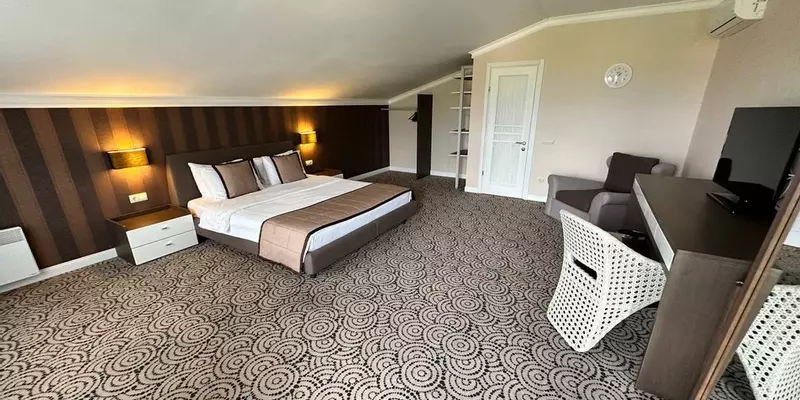 room_c5384b03-ba85-42e7-a52b-8380d7084c7d.jpg