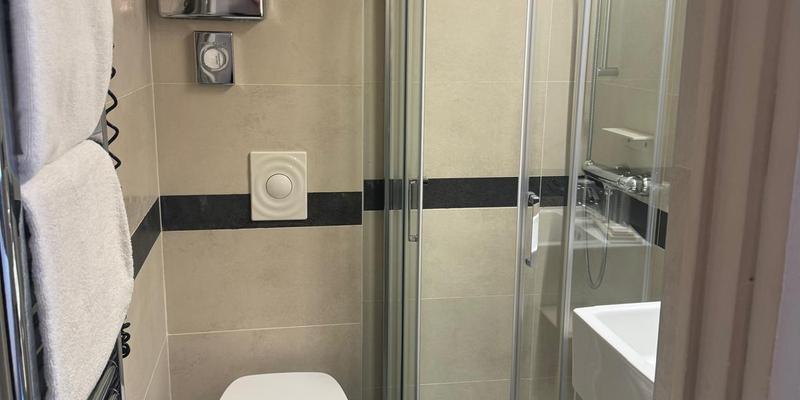 room_1f7ef660-aa5a-49bd-b42e-82b87d394756.jpg