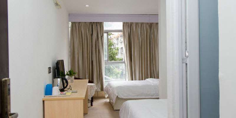 room_d9ada7ed-88bf-4824-8c38-c0d8b4a8a3cb.jpg