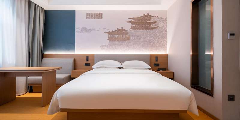 room_e6bfb969-6c0f-40a4-8c7b-d73ca55cc82c.jpg