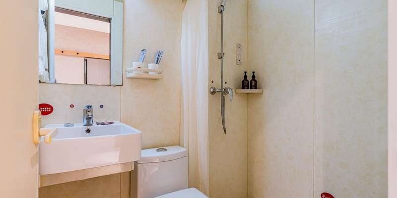 room_98acb2d5-e8b2-44a5-b24d-a8cd4a35c8aa.jpg