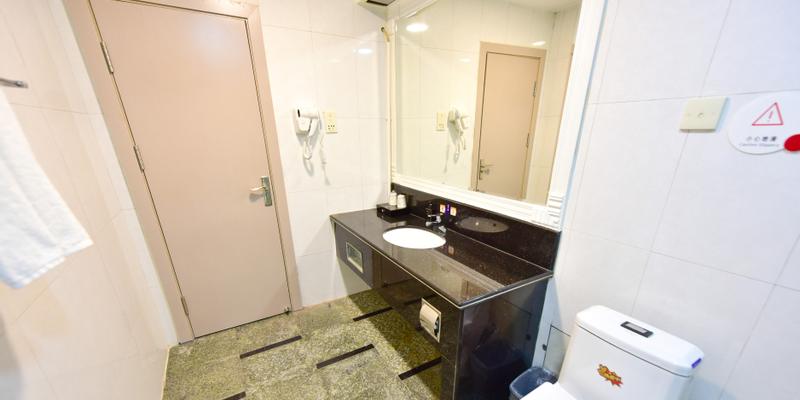 room_a3e4f1cc-62ef-4e4c-828b-242a02e06ef4.jpg