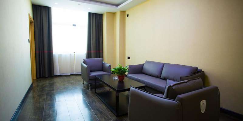 room_6c9b77e3-7c58-477b-8caf-e3197df79f0e.jpg