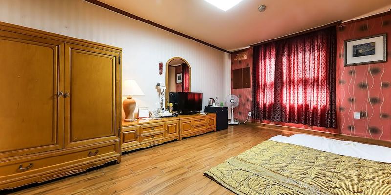 room_5c7a2822-aab8-49a2-ab32-ee6f40308e3d.jpg