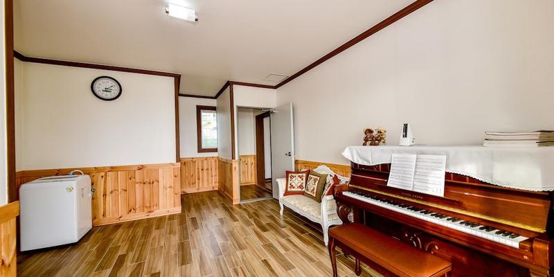 room_a5a55485-1d5e-4439-b8d4-d82c3f8d41ff.jpg