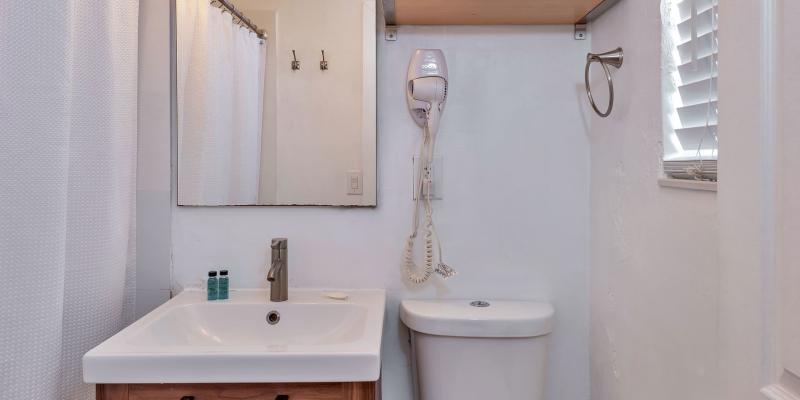 room_5ced66fb-e84a-4622-b143-137ae4aabf72.jpg