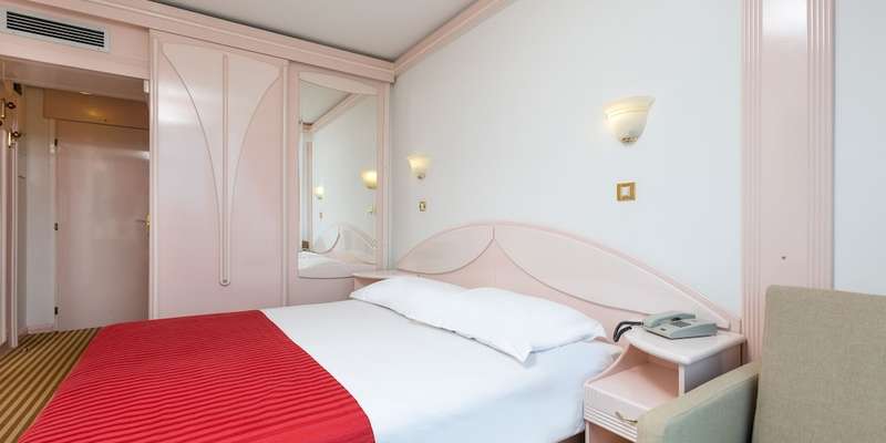 room_c77c938d-f29a-40a1-bd8e-9a9049e9e1e5.jpg