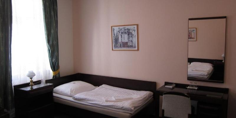 room_0ffe0cff-b3ce-454e-be50-a33c08b25b4b.jpg