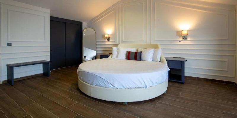 room_800f86be-ec77-4f29-97c2-e2a9ec2827be